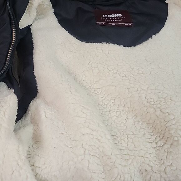 Ci Sono black quilted vest with faux fur hood and lining. Size small - Picture 4 of 5